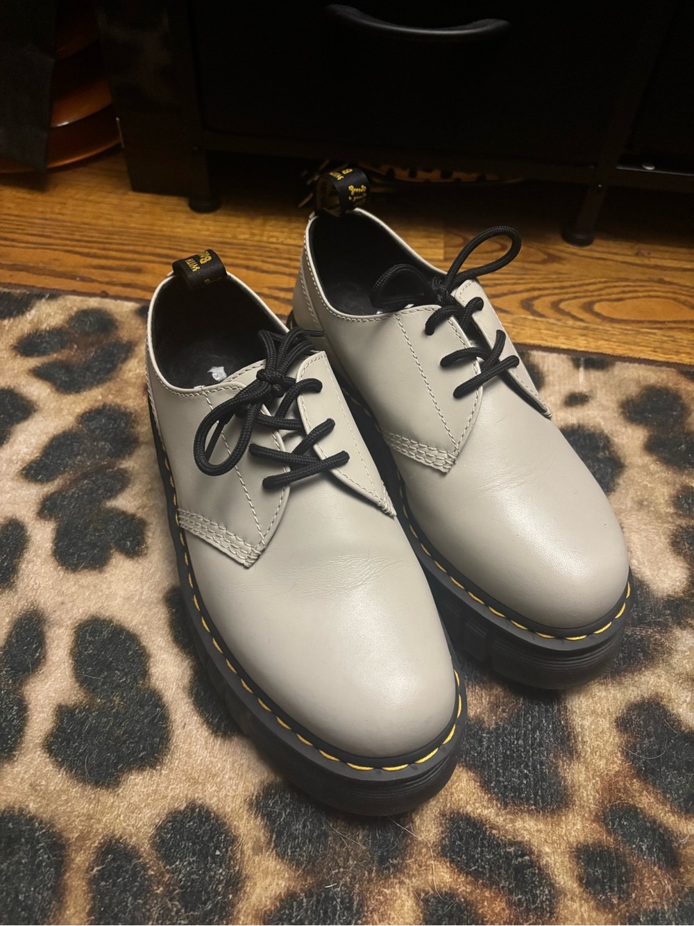 Dr Martens Leather Lace-Up classic shoes